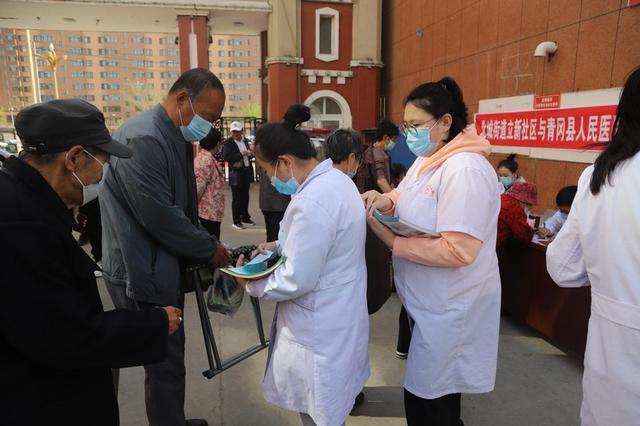 5月10日,组织县卫生系统10名党员专家组成志愿服务队,走进北城街道